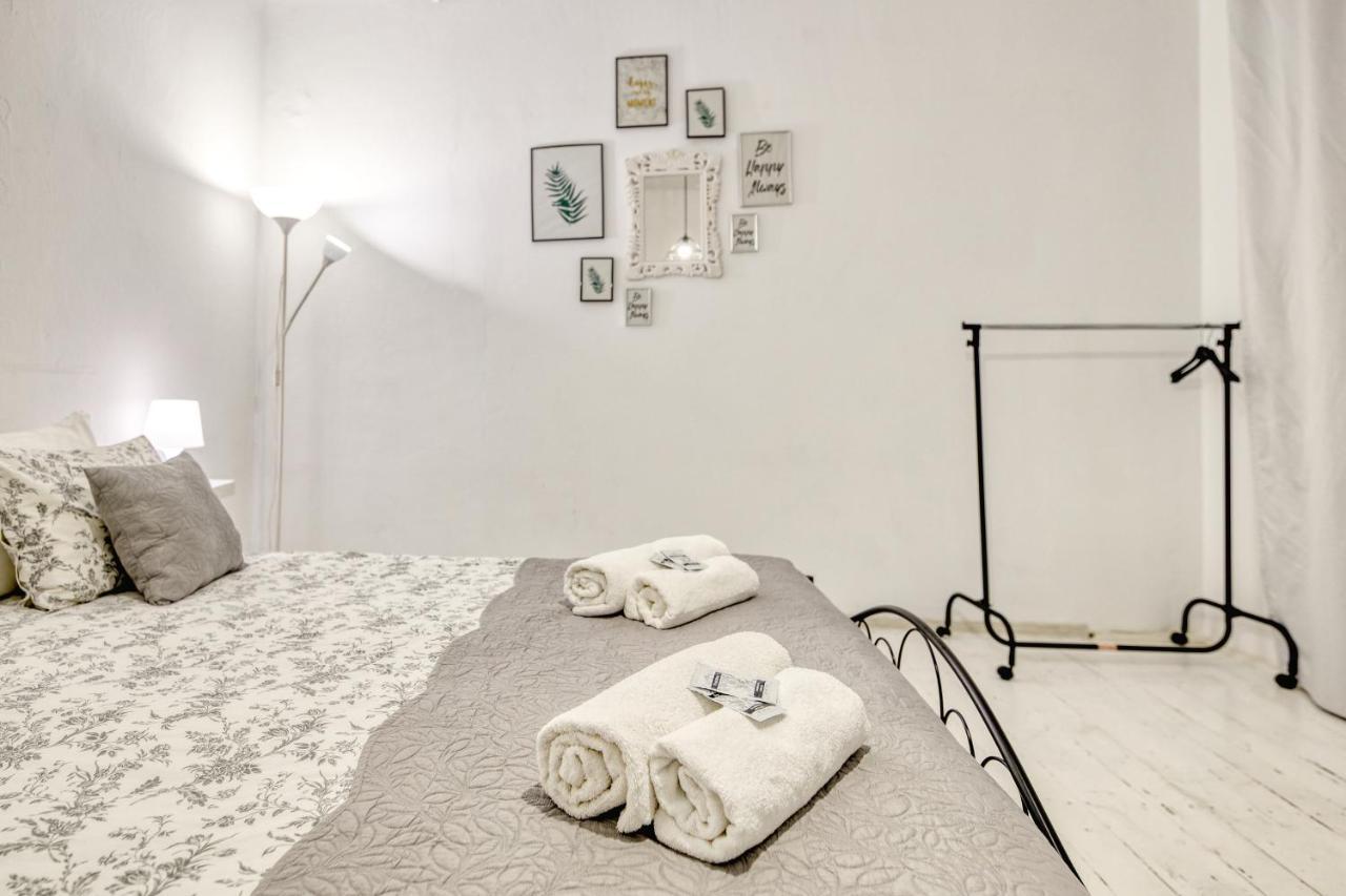 Hotel La Maison Blanche Alba Iulia Esterno foto