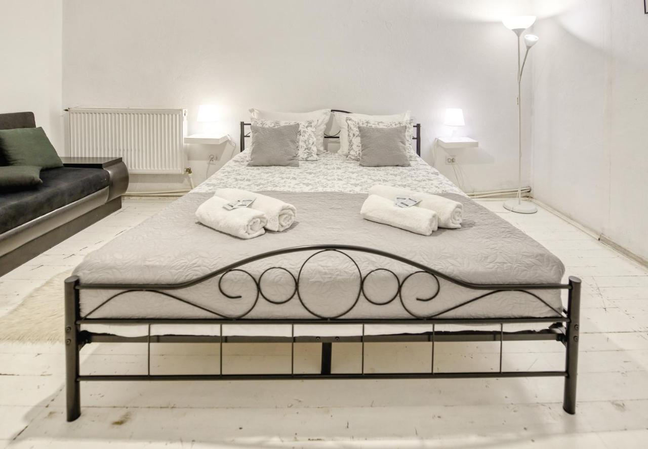 Hotel La Maison Blanche Alba Iulia Esterno foto