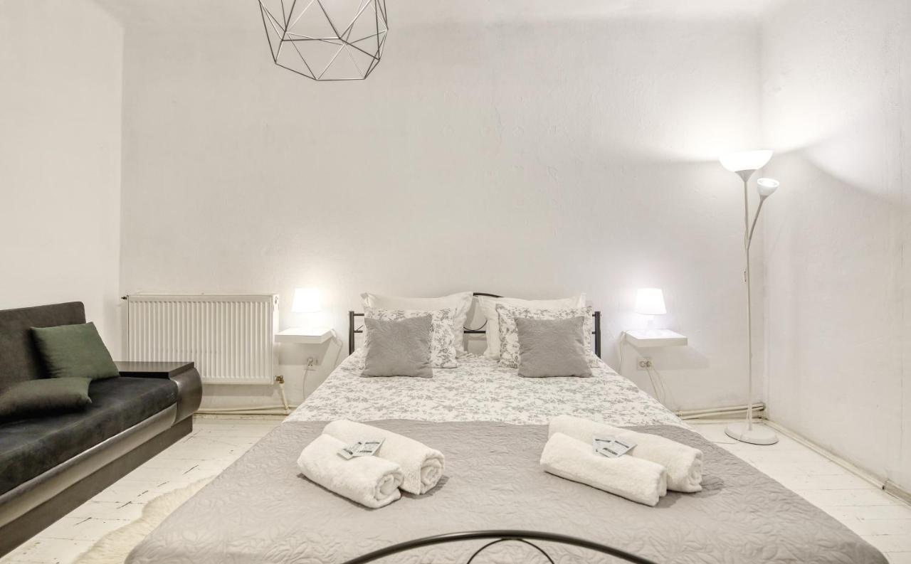 Hotel La Maison Blanche Alba Iulia Esterno foto