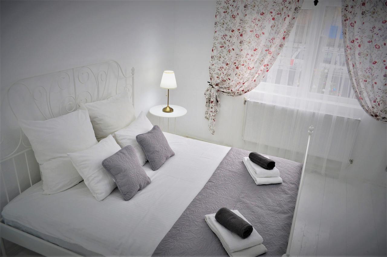 Hotel La Maison Blanche Alba Iulia Esterno foto